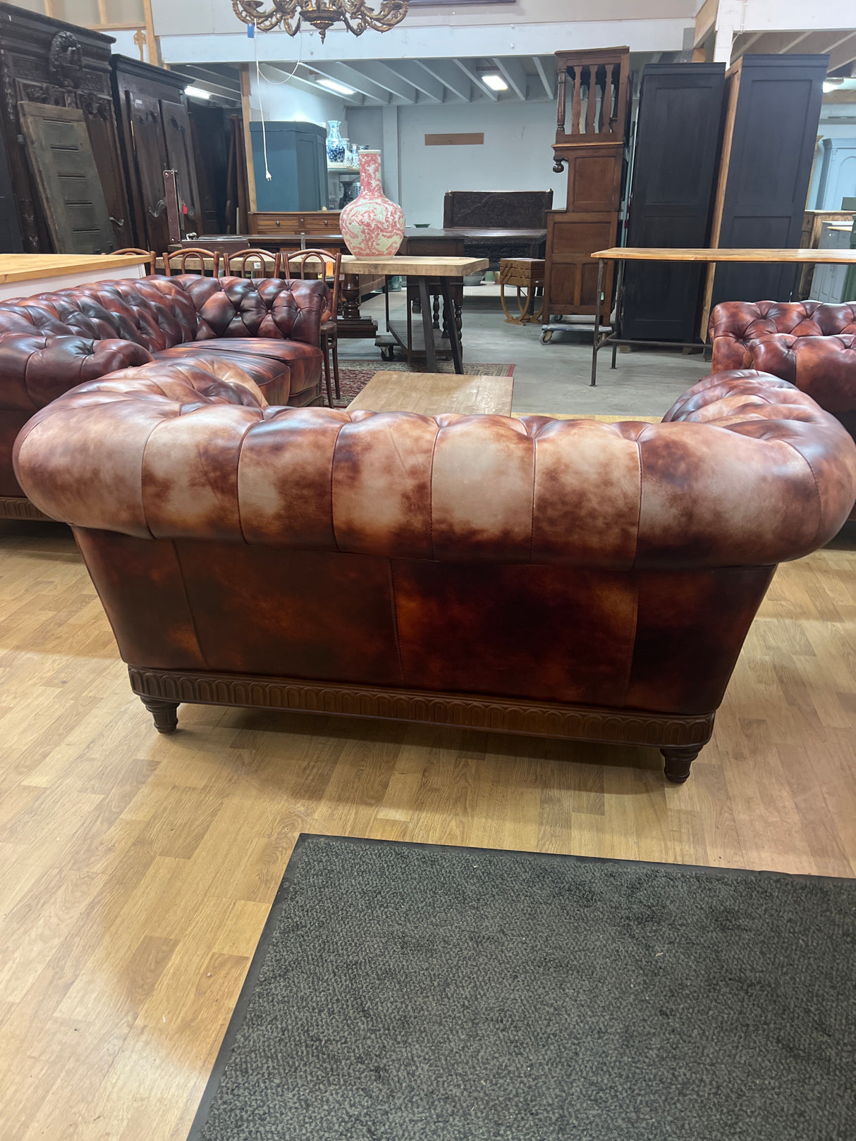 Huikean hieno Chesterfield sohvakalusto 3+2+1 istuttavat sohvat!