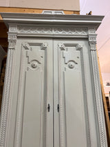 Huippuhieno vaalea vaatekaappi 1910-luvulta budapestistä L. 105cm, S. 60,5cm ja K. 207cm.