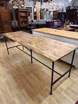 Metallijalkainen pöytä P.239.5cm L.77.5cm K.82cm