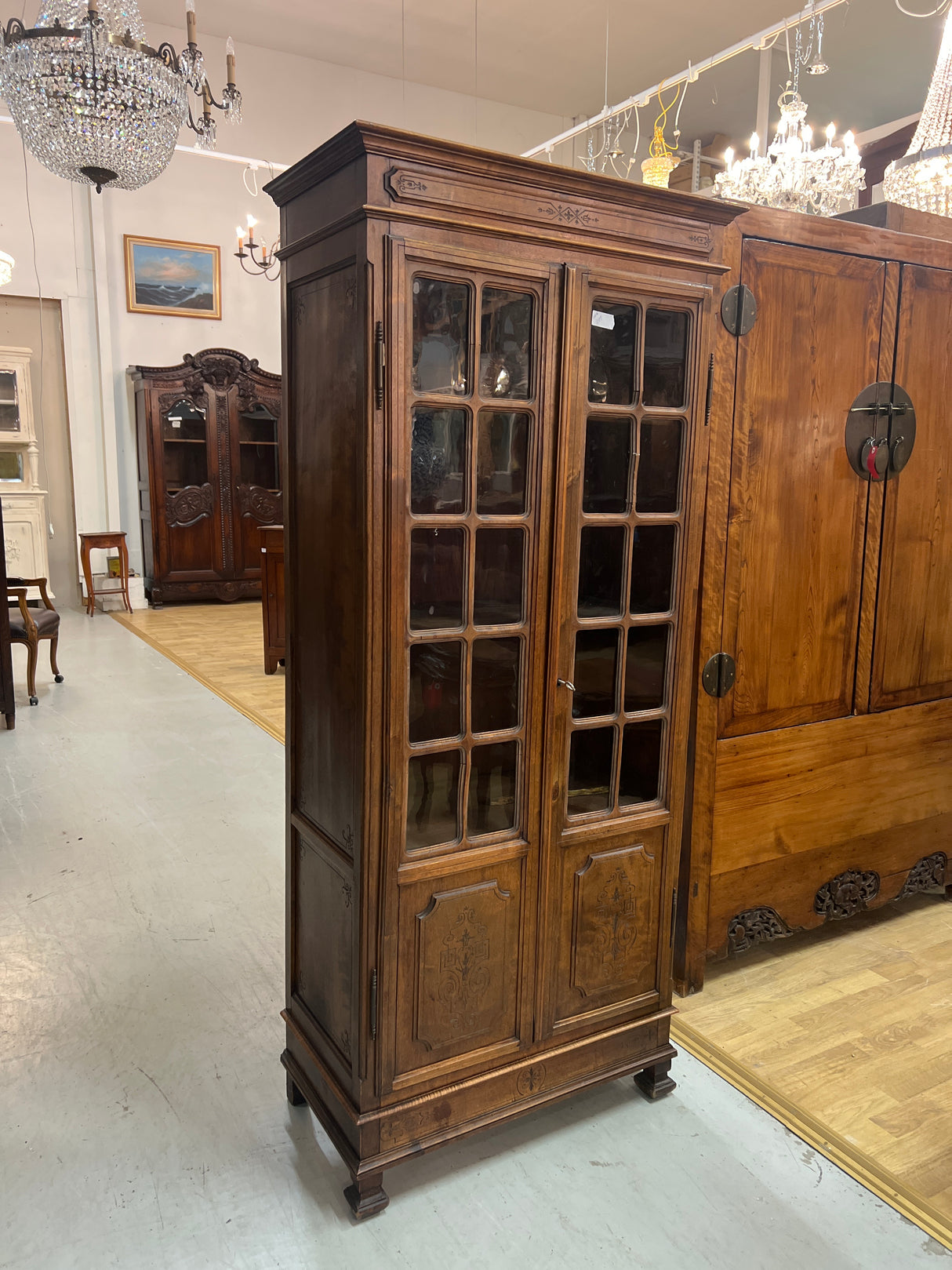 Beautiful small display cabinet L. 73.5cm, D. 38cm, H. 169.5cm