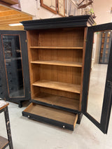 Upea vanha vitriinikaappi L. 129cm, S. 59cm ja K. 193cm