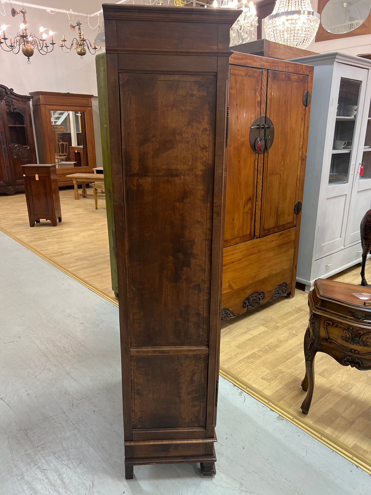 Beautiful small display cabinet L. 73.5cm, D. 38cm, H. 169.5cm