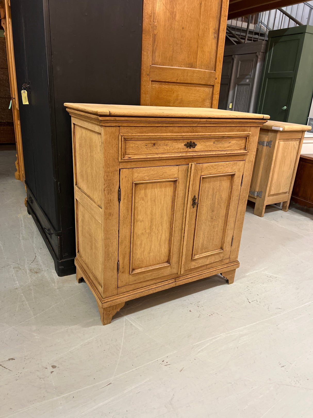 Beautiful oak chest of drawers. W. 89.5cm D. 47cm H. 98.5cm