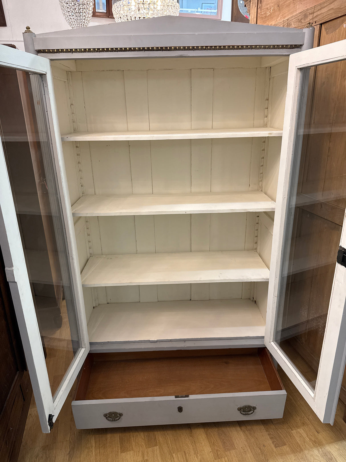 Huikea vitriinikaappi L. 121cm, S.49cm, K.199cm
