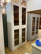 Massiivipuinen talonpoikais vitriini L. 97cm, S. 50cm ja K. 218cm.