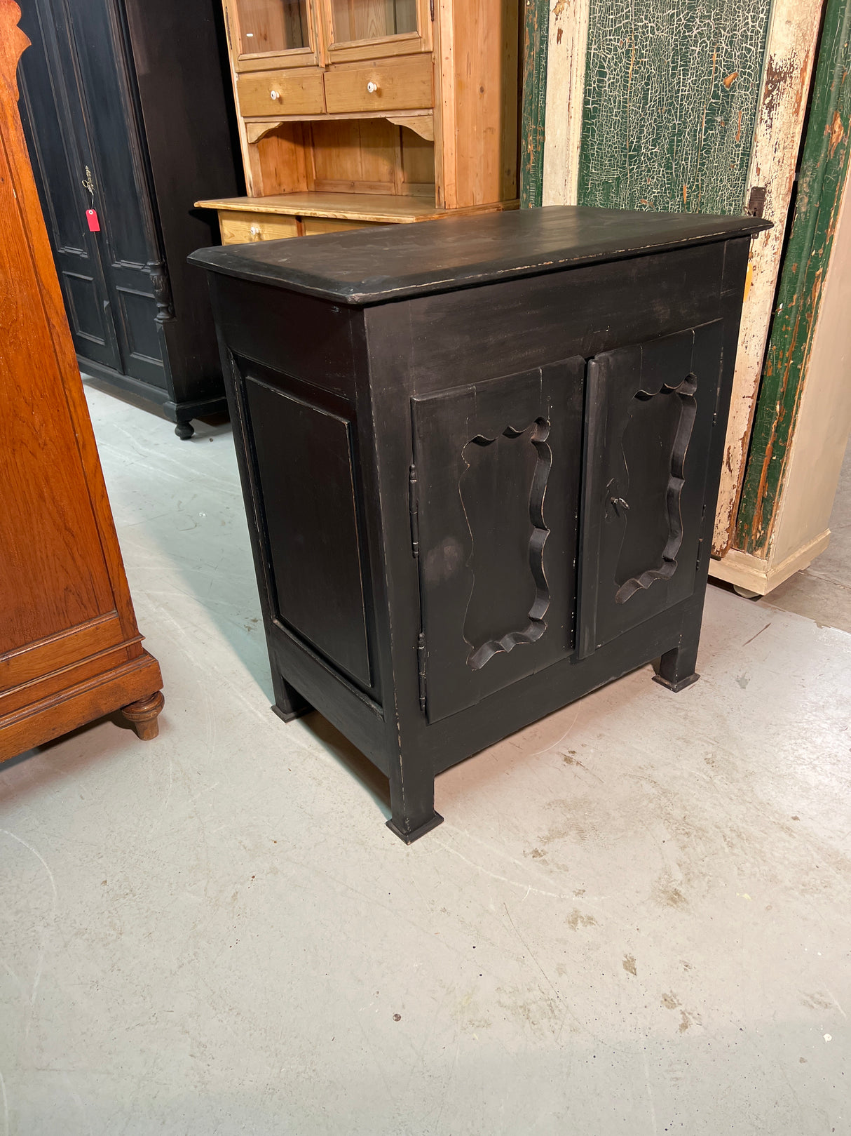 Pieni kaappi L. 86cm, S. 52cm ja K. 96cm.