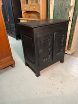 Pieni kaappi L. 86cm, S. 52cm ja K. 96cm.