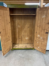 Hieno patinoitunut vaatekaappi L. 111cm, S. 45cm ja K. 187cm.