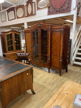 Upea ranskalainen toimiston kokonaisuus. Kirjoituspöytä, johtajan tuoli, asiakas tuoli x2 ja kirjakaappi😍