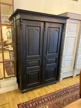 Musta vaatekaappi 1920-luvun unkarista L.119,5cm, S. 53,5cm ja K. 178cm.