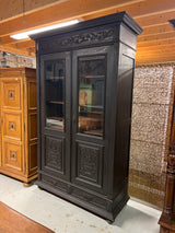 Musta tammivitriini L. 133,5cm, S. 53,5cm ja K. 215cm
