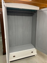 Valkoinen vaatekaappi L. 119cm, S. 50cm ja K. 202,5cm