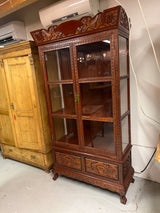 Hurjan hieno aasialainen vitriinikaappi L. 107cm, S. 45cm ja K. 197cm