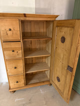 Upea talonpoikais-ruokakaappi L.98cm, S.43.5cm, K.151cm