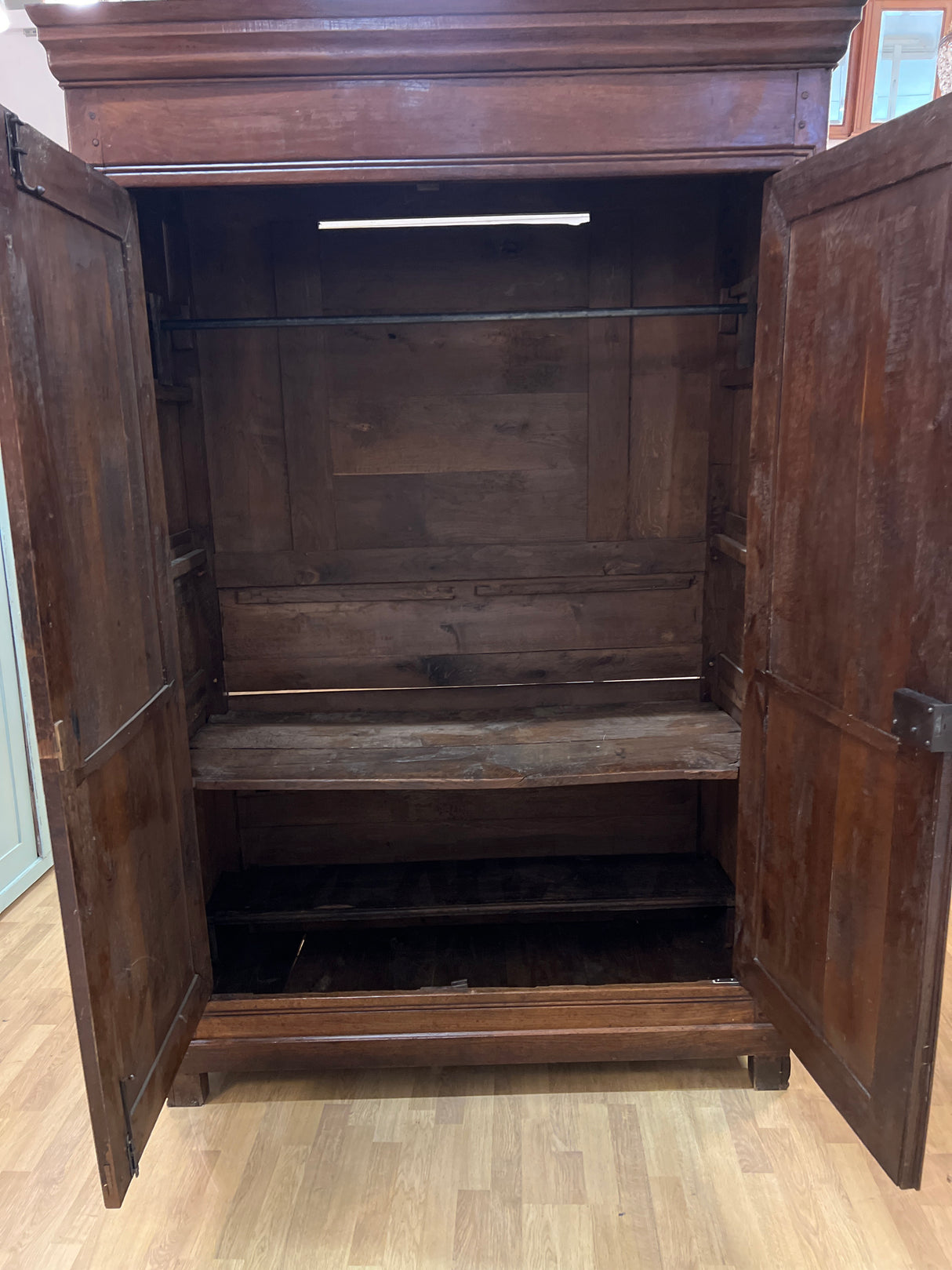 Upea 1870–luvun vaatekaappi ranskasta L. 147,5cm, S. 61cm ja K. 223,5cm