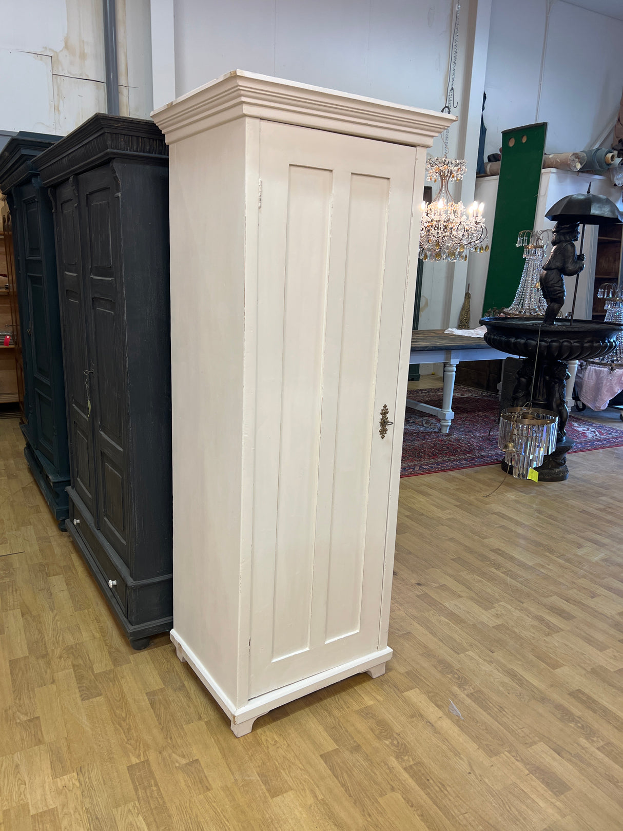 Pieni yksiovinen vaatekaappi L. 71cm, S. 55,5cm ja K. 183,5cm
