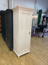 Pieni yksiovinen vaatekaappi L. 71cm, S. 55,5cm ja K. 183,5cm