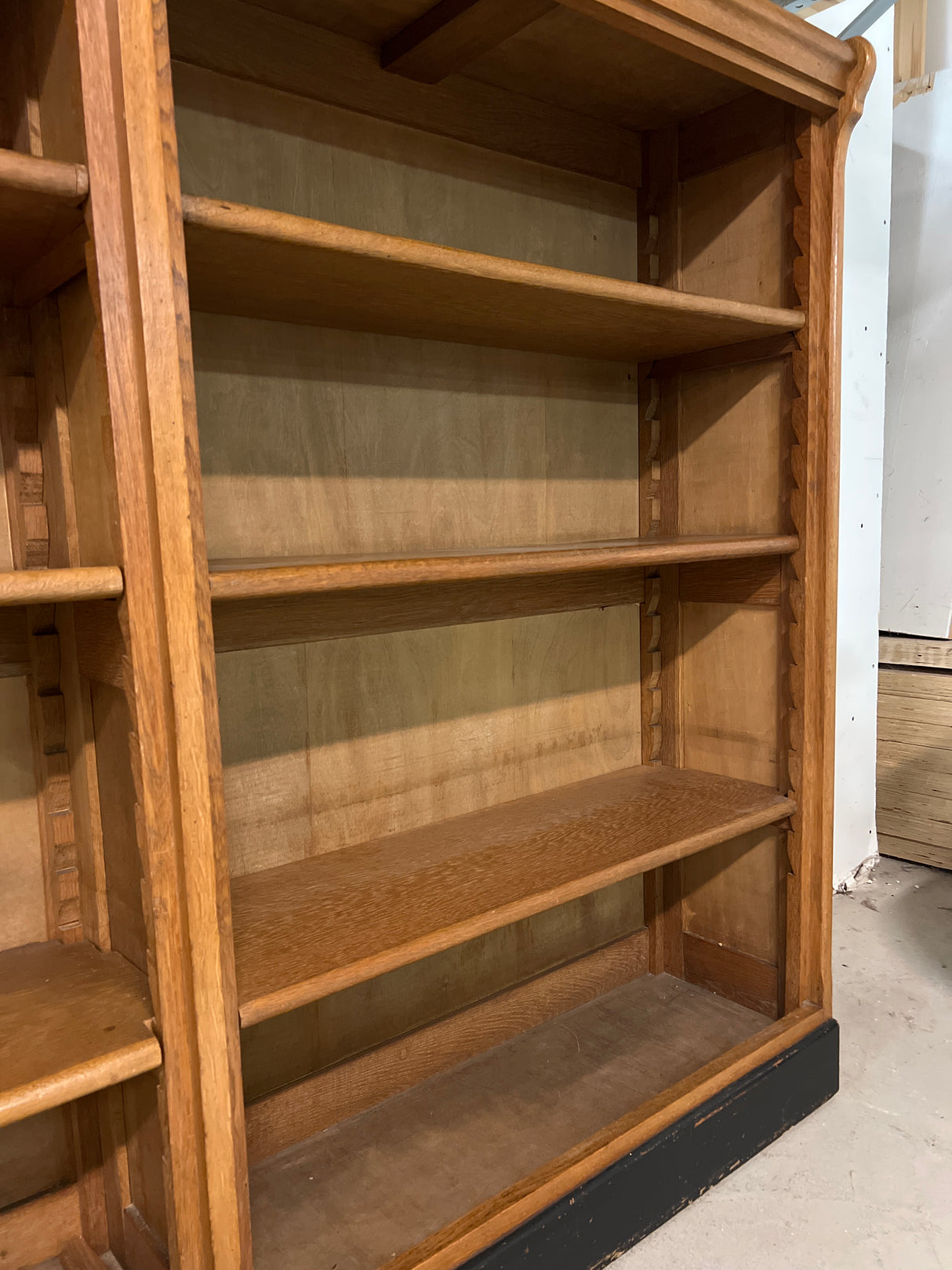 Kaunis tamminen avohyllykkö L. 167vm, S. 33cm ja K. 128,5cm.