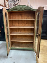 Kaunis vitriinikaappi L.126cm, S. 50cm ja K. 188cm.