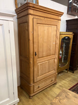 Kaunis talonpoikais vaatekaappi L. 112cm, S. 61cm ja K. 211cm