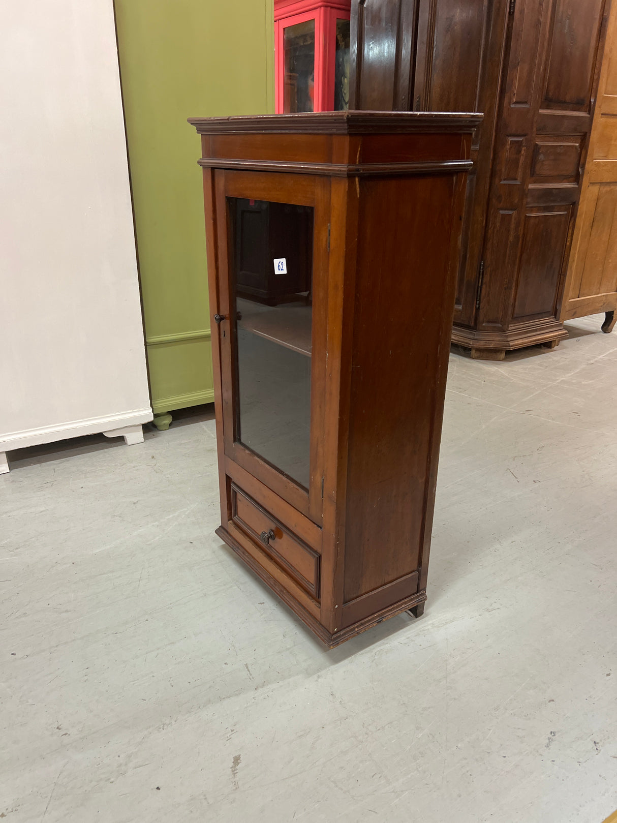 Minivitriini😍 L. 49,5cm, S. 26cm ja K. 97cm.