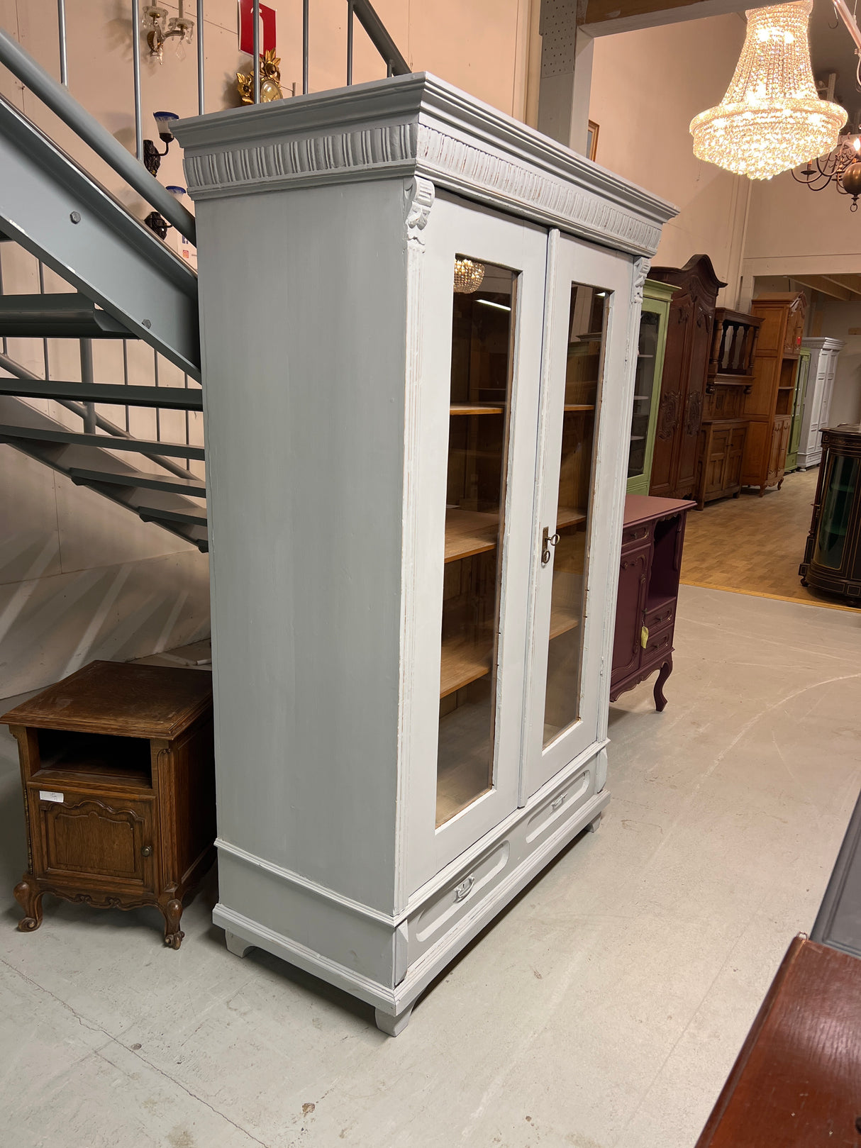 Vitriinikaappi L. 121cm, S. 57,5cm ja K. 180cm