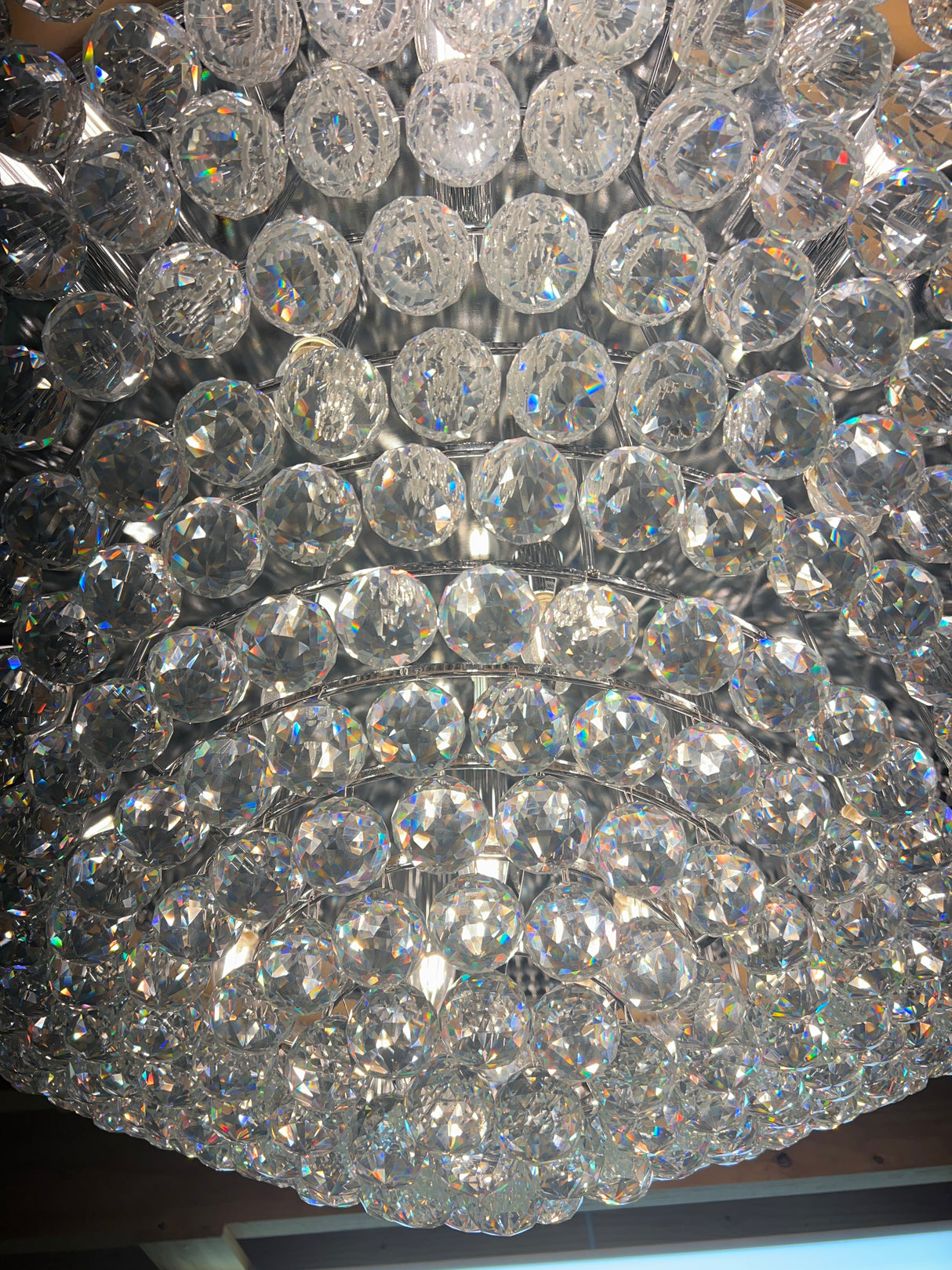 Jättimäinen kristalli plafondi😍 Halkaisija n.110cm ja korkeus katosta alimmaiseen prismaan n.42cm