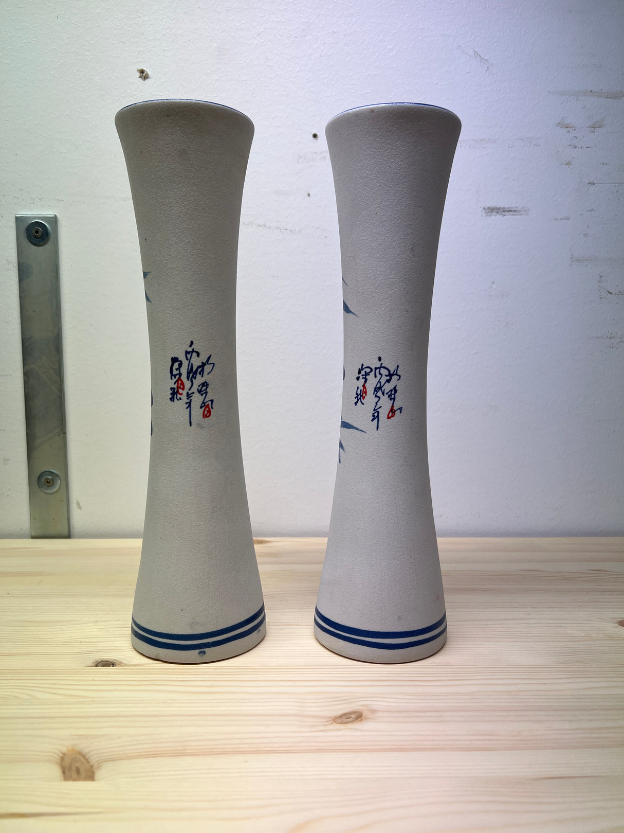 Upea, käsinmaalattu posliinimalja pari. K. 33,5cm.