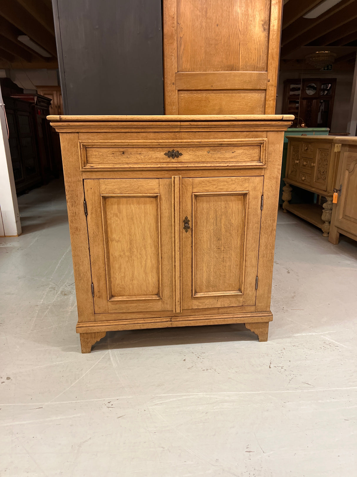 Beautiful oak chest of drawers. W. 89.5cm D. 47cm H. 98.5cm