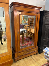 Yksi ovinen vaatekaappi L. 112cm, S. 49cm ja K. 204cm