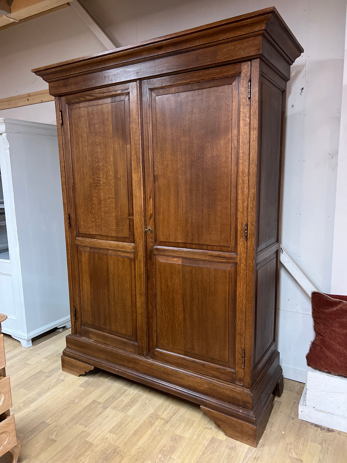 Tamminen vaatekaappi L. 150cm, S. 59cm ja K. 204,5cm