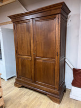 Tamminen vaatekaappi L. 150cm, S. 59cm ja K. 204,5cm