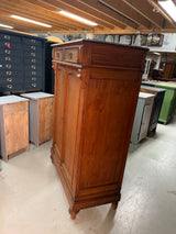 Liinavaatekaappi L. 105cm, S. 51cm ja K. 159cm.