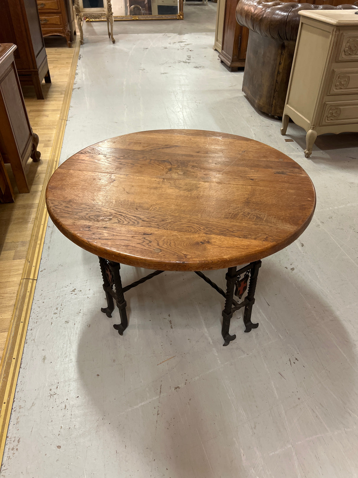 Beautiful coffee table. Diameter 85cm and Height 47.5cm