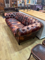 Chesterfield sohva 3-Istuttava L. 220cm, S. N.100cm ja K. 76cm.