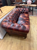 Chesterfield sohva 3-Istuttava L. 220cm, S. N.100cm ja K. 76cm.