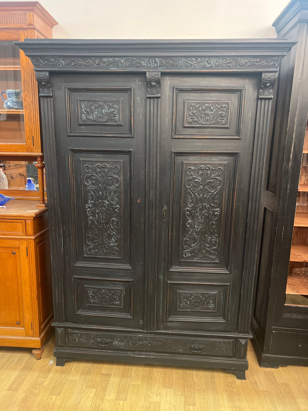 Upea musta vaatekaappi L 134,5cm, S. 60cm ja K. 192cm.