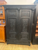 Upea musta vaatekaappi L 134,5cm, S. 60cm ja K. 192cm.