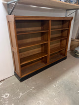 Kaunis tamminen avohyllykkö L. 167vm, S. 33cm ja K. 128,5cm.