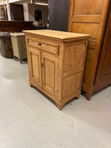 Beautiful oak chest of drawers. W. 89.5cm D. 47cm H. 98.5cm