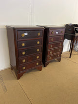 Englantilaiset yöpöydät. L. 45,5cm, S. 32,5cm ja K. 71,5cm