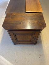 Tamminen minikaappi L. 84,5cm, S. 49cm ja K. 87,5cm.