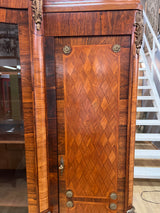 Upea ranskalainen toimiston kokonaisuus. Kirjoituspöytä, johtajan tuoli, asiakas tuoli x2 ja kirjakaappi😍