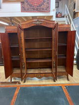 Upea ranskalainen toimiston kokonaisuus. Kirjoituspöytä, johtajan tuoli, asiakas tuoli x2 ja kirjakaappi😍