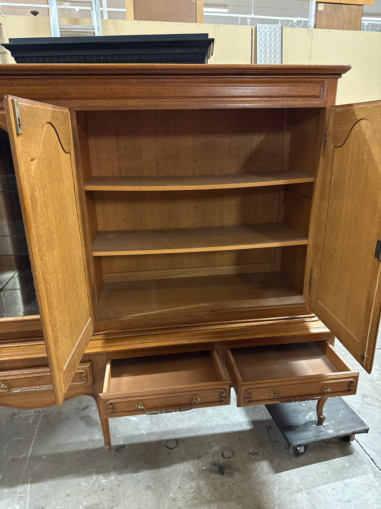 Upea rokokoo Leveä vitriini L.262cm, S.52.5cm, K.154cm