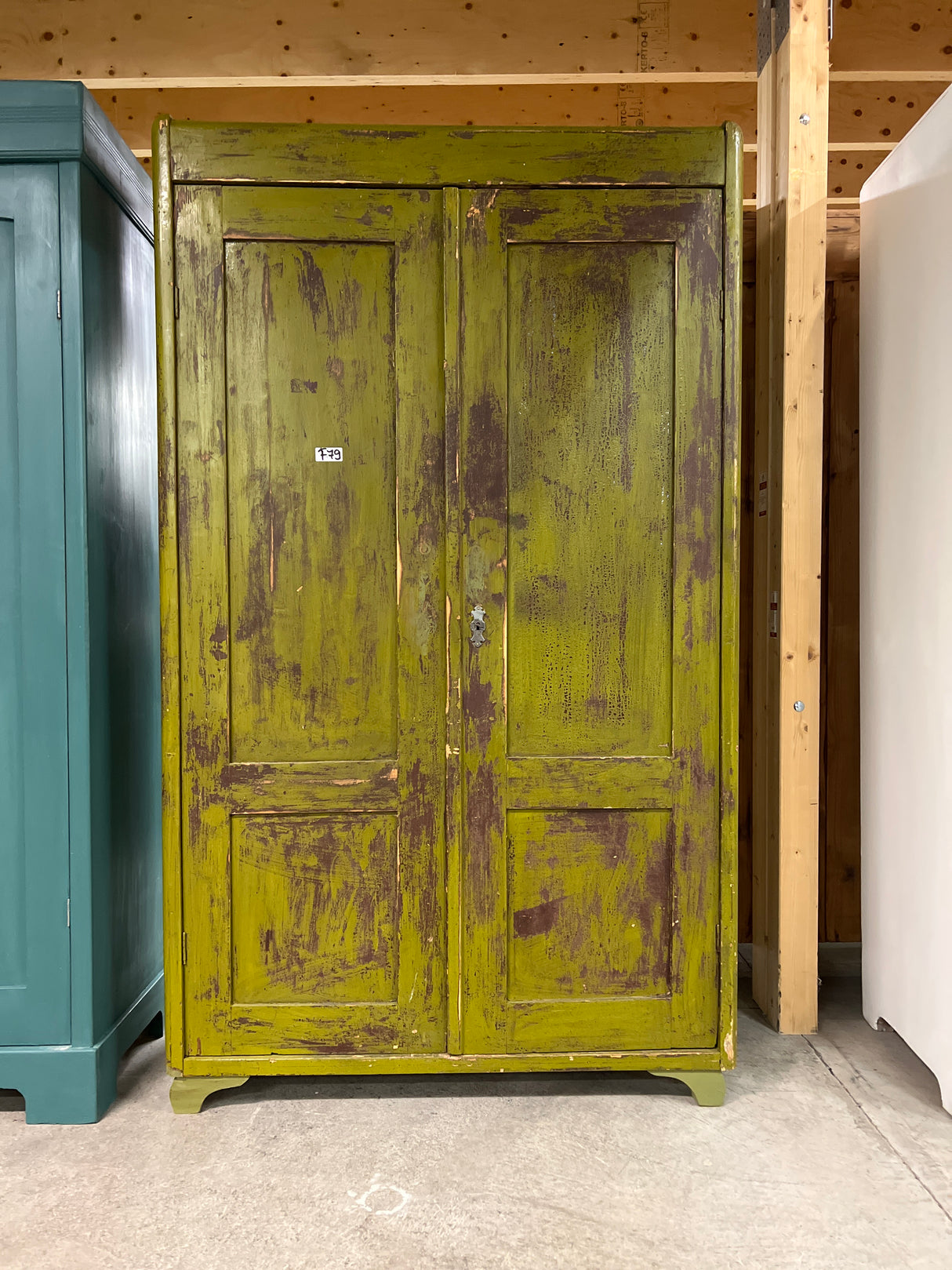 Hieno patinoitunut vaatekaappi L. 111cm, S. 45cm ja K. 187cm.