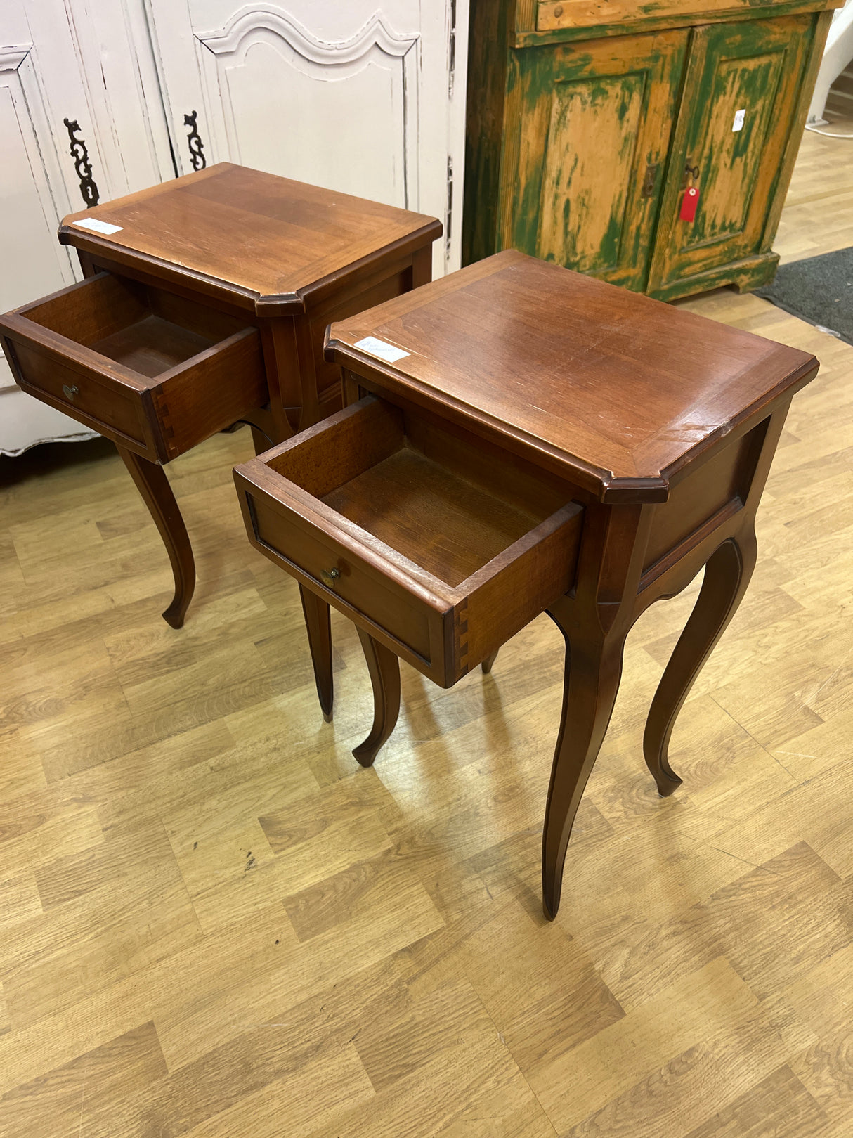 Yöpöydät 2 kpl L. 38,5cm, S. 29cm ja K. 68cm