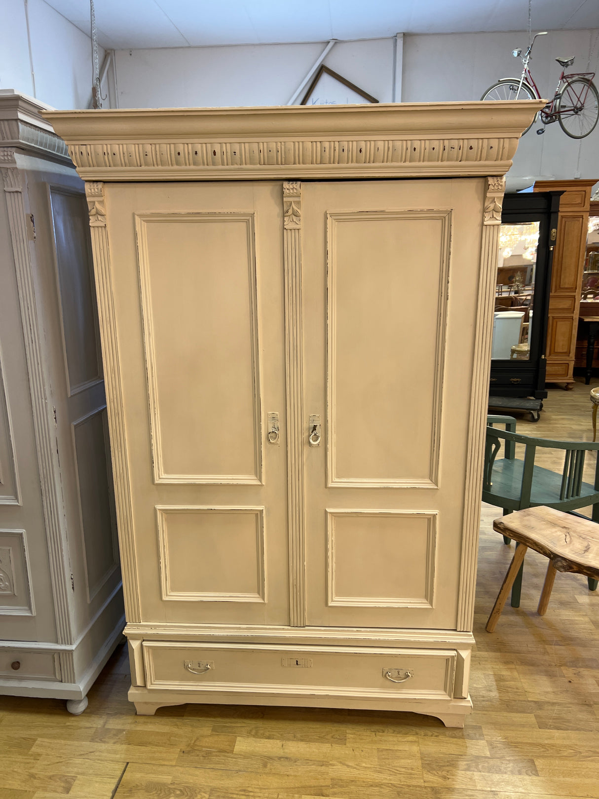 Kaunis vaalea vaatekaappi. L. 124,5cm, S. 60cm ja K. 186,5cm