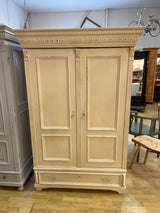 Kaunis vaalea vaatekaappi. L. 124,5cm, S. 60cm ja K. 186,5cm