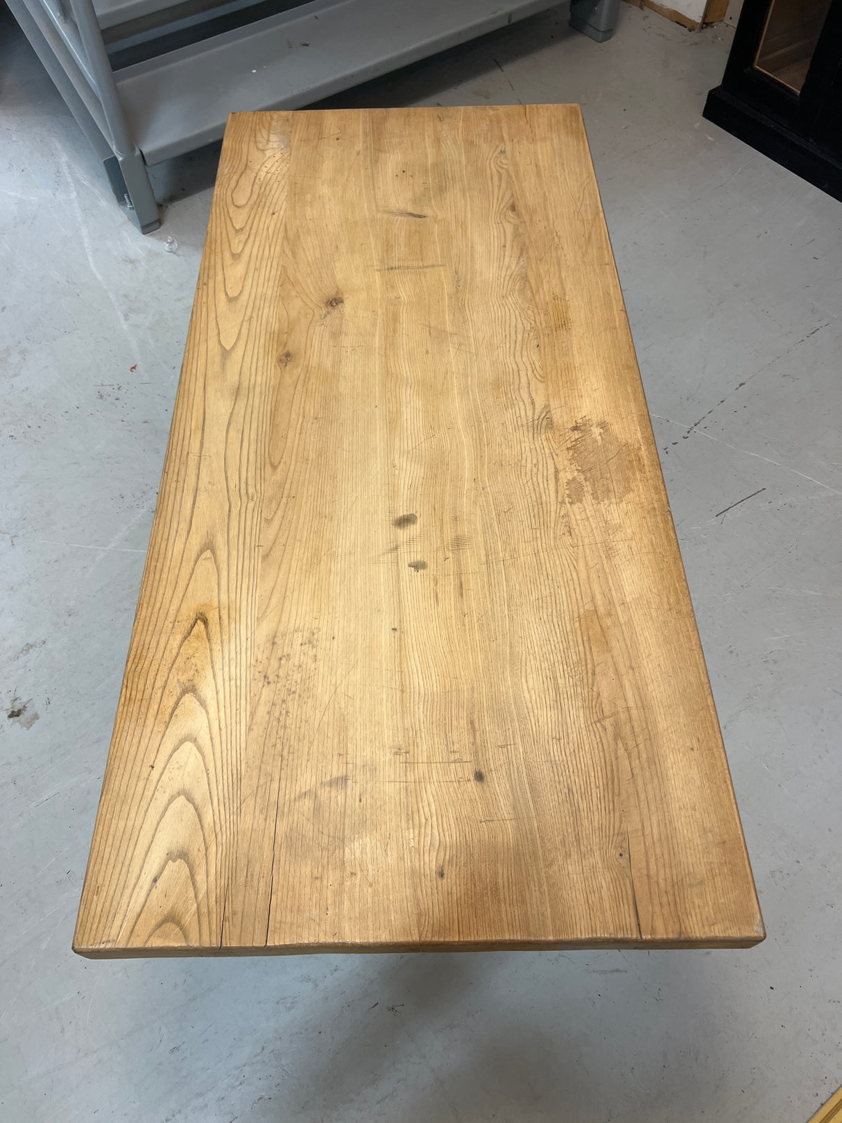 Massiivinen sohvapöytä pit. 143,5cm, S. 66,5cm ja K. 50cm